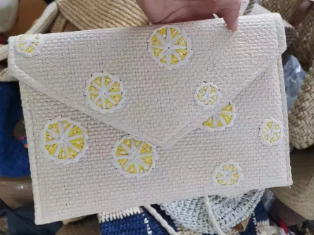 Ženska torba za kvačilo s papirnim vezom