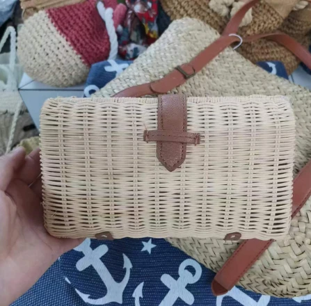 Mala večernja torba od ručno pletenog ratana