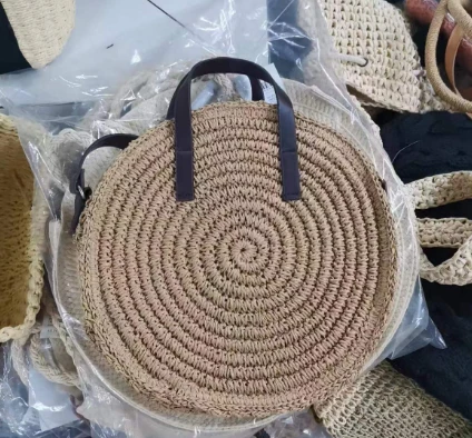 Okrugla mala smeđa torba za djevojčice preko tijela