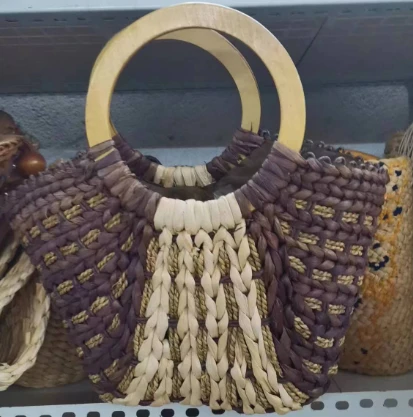 Tamna boja u tkanoj ženskoj torbi