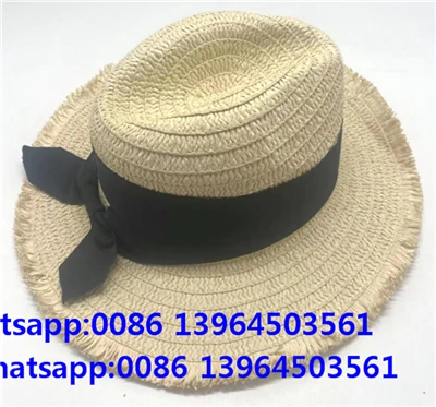 Crni slamnati šešir Fedora sa kićama sa mašnom