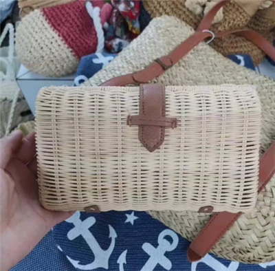 Mala večernja torba od ručno pletenog ratana
