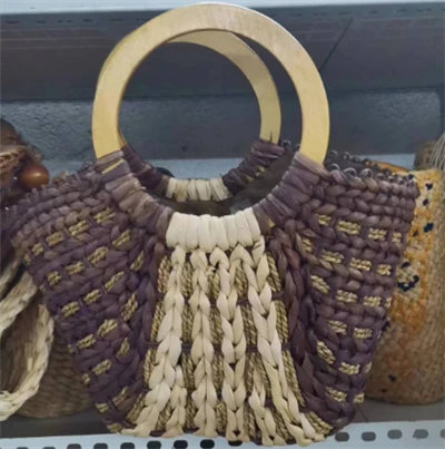 Tamna boja u tkanoj ženskoj torbi
